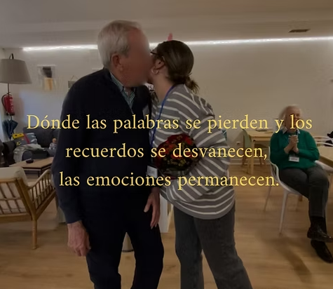 Persona abrazando con cariño a un ser querido con Alzheimer, transmitiendo amor y conexión.